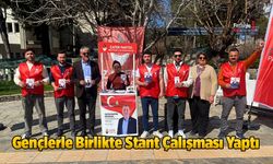 Gençlerle Birlikte Stant Çalışması Yaptı