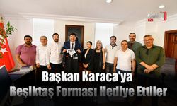 Başkan Karaca'ya Beşiktaş Forması Hediye Ettiler