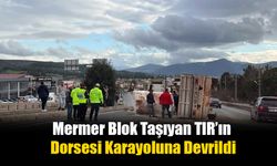 Mermer Blok Taşıyan Tır’ın Dorsesi Karayoluna Devrildi