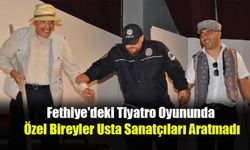 Fethiye'deki Tiyatro Oyununda Özel Bireyler Usta Sanatçıları Aratmadı