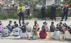 Miniklerden Polislere Anlamlı Karşılama