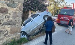 Otomobil Taş Binaya Çarptı