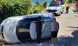 Duvara Çarpan Otomobil Devrildi