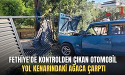 Fethiye'de Kontrolden Çıkan Otomobil Yol Kenarındaki Ağaca Çarptı