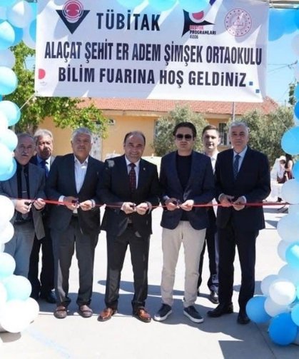 Alaçat Ortaokulu’nda Tübitak 4006 Bilim Fuarı Açıldı