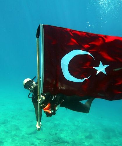 Gösterilere Balıklar Eşlik Etti