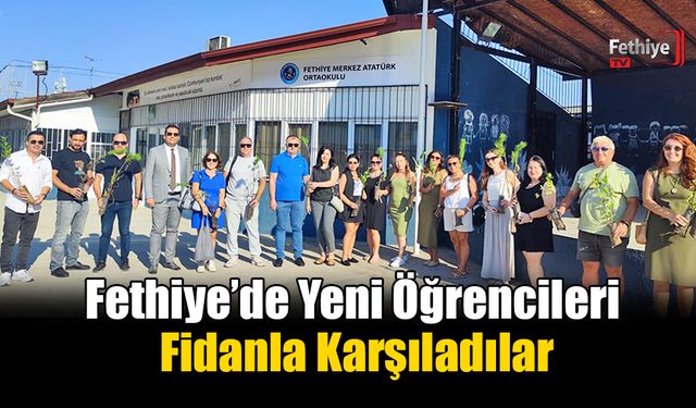 Fethiye’de Yeni Öğrencileri Fidanla Karşıladılar