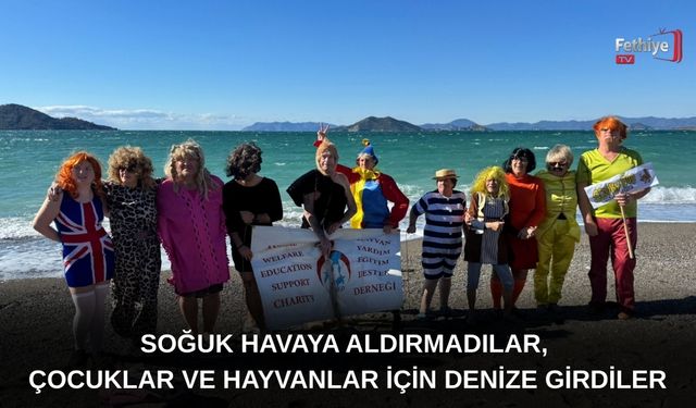 Soğuk Havaya Aldırmadılar, Çocuklar Ve Hayvanlar İçin Denize Girdiler