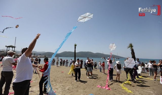 Akyaka Sahilinde Gökyüzü Uçurtmalarla Renklendi
