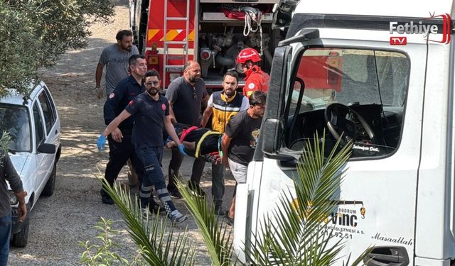 Devrilen Kamyonda Sıkışan 3 Kişi Kurtarıldı