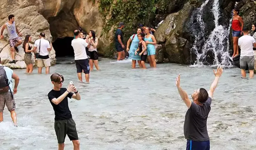Saklıkent Kanyonu - Doğanın Gizemli Labirenti

Fethiye'nin sadece birkaç kilometre dışında bulunan Saklıkent Kanyonu, doğanın görkemli bir hediyesi olarak karşımıza çıkıyor. Yüksek kanyon duvarları arasında yürüyüş yapabilir, buz gibi sularla dolu akıntılarda serinleyebilir ve kanyonun mistik atmosferinin tadını çıkarabilirsiniz.