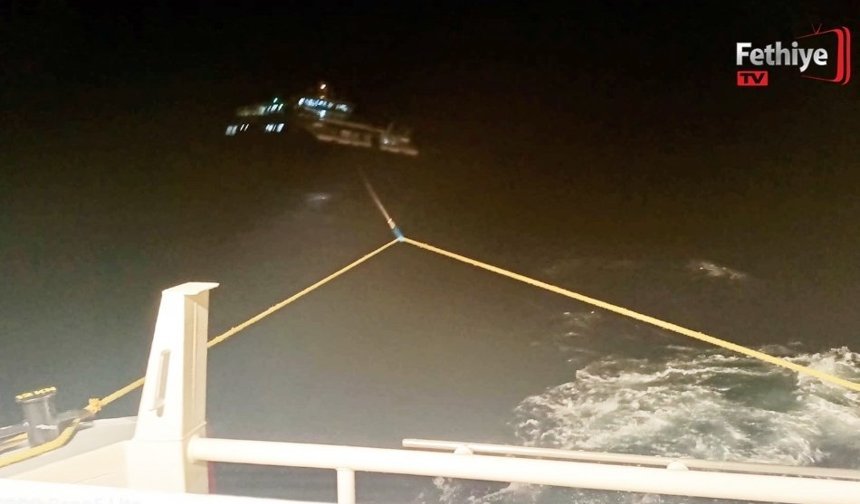 Fethiye Açıklarında Makine Arızası Nedeniyle Sürüklenen Tekne Kurtarıldı