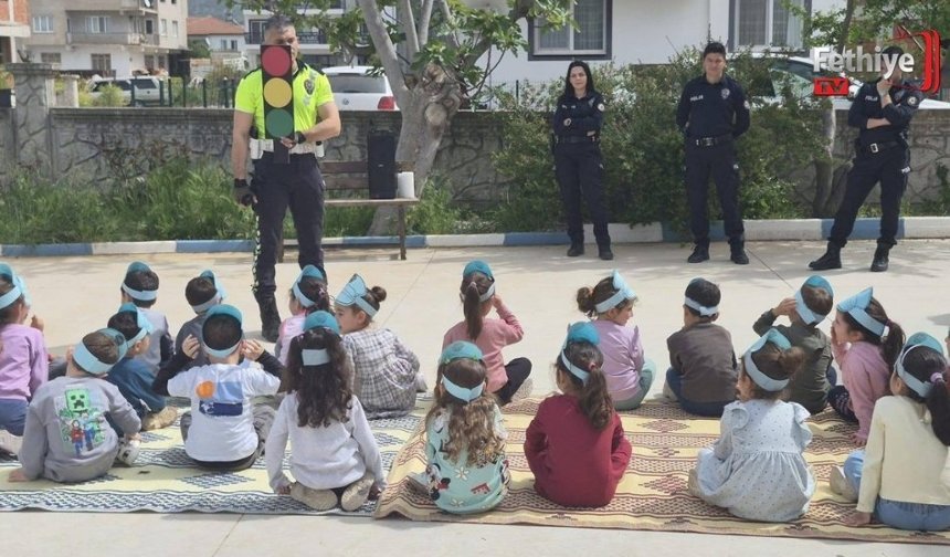 Miniklerden Polislere Anlamlı Karşılama