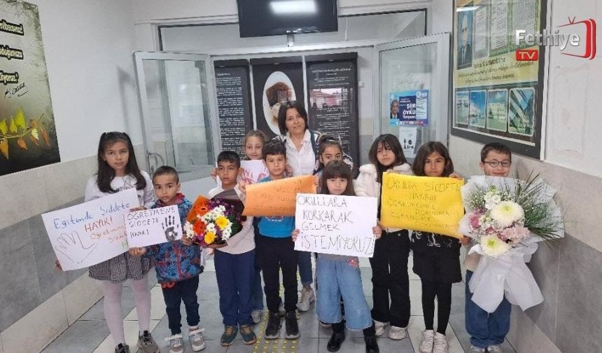 Fethiye’de Enzel Öğretmene Anlamlı Destek: “Öğretmene Şiddete Hayır”