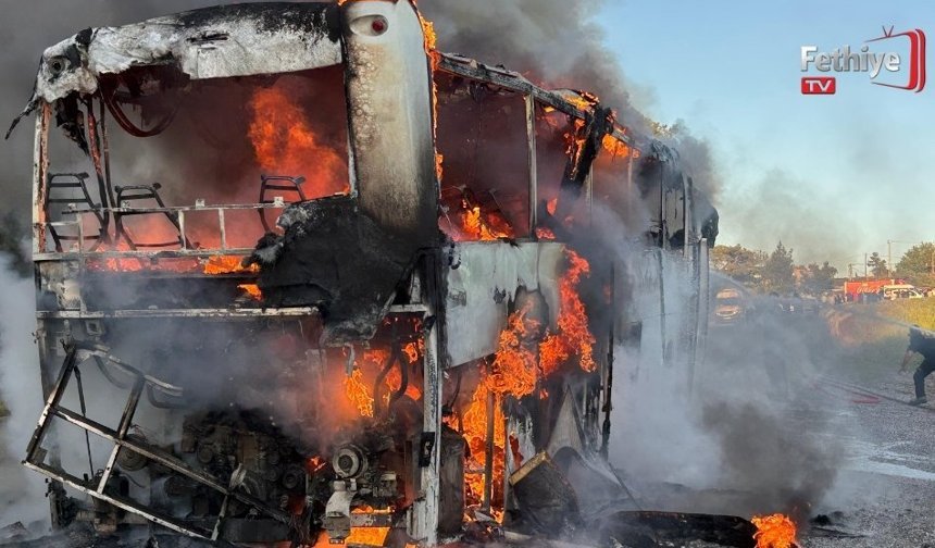 Otobüs Alev Topuna Döndü, Yolcular Son Anda Kurtuldu