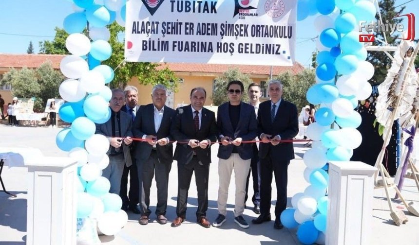 Alaçat Ortaokulu’nda Tübitak 4006 Bilim Fuarı Açıldı