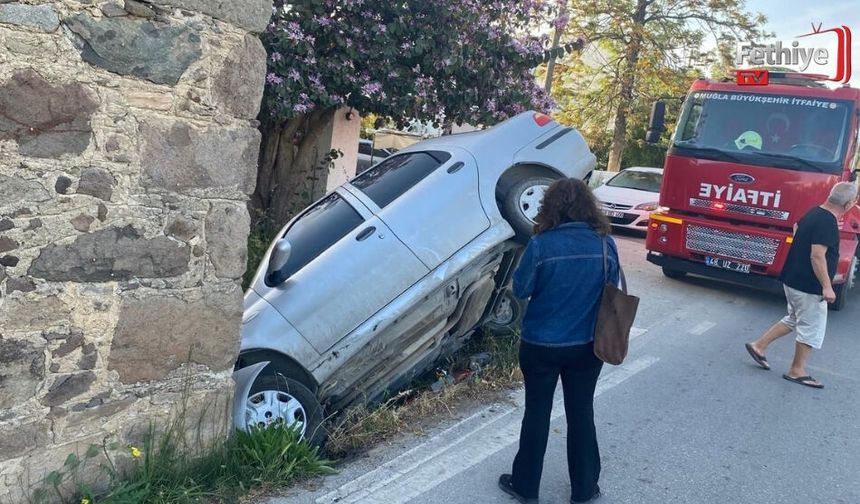 Otomobil Taş Binaya Çarptı