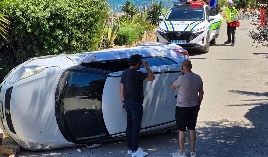 Duvara Çarpan Otomobil Devrildi