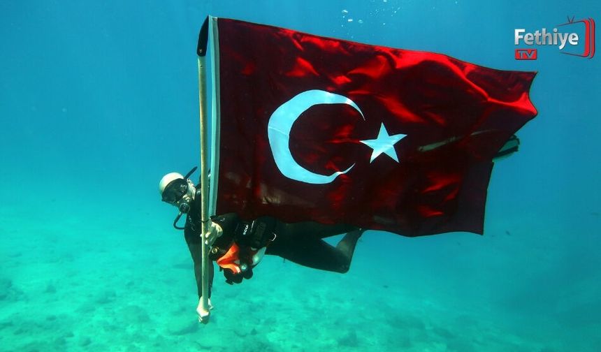 Fethiye’de 19 Mayıs Coşkusu Deniz Altında Zirveye Çıktı