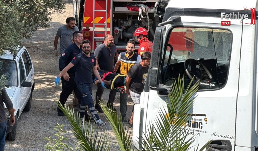 Devrilen Kamyonda Sıkışan 3 Kişi Kurtarıldı