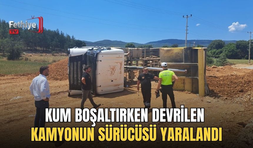 Kum Boşaltırken Devrilen Kamyonun Sürücüsü Yaralandı