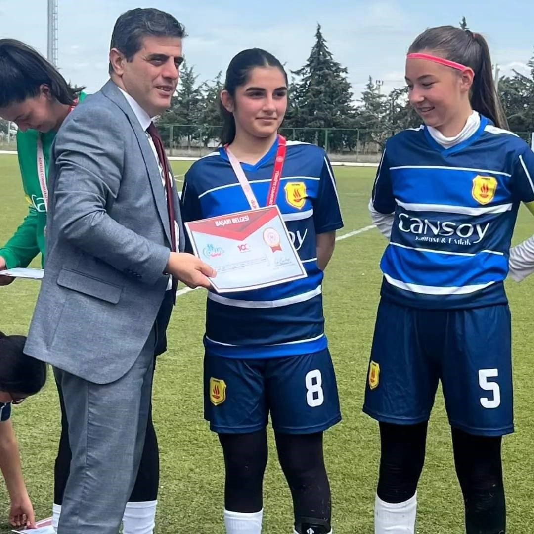 Fethiye’deki Okulun Kız Futbol Takımı Tüm Maçlarını Kazandı (1)