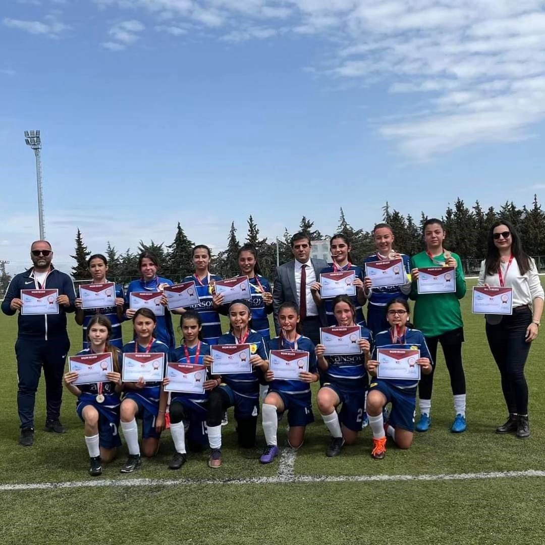 Fethiye’deki Okulun Kız Futbol Takımı Tüm Maçlarını Kazandı (4)