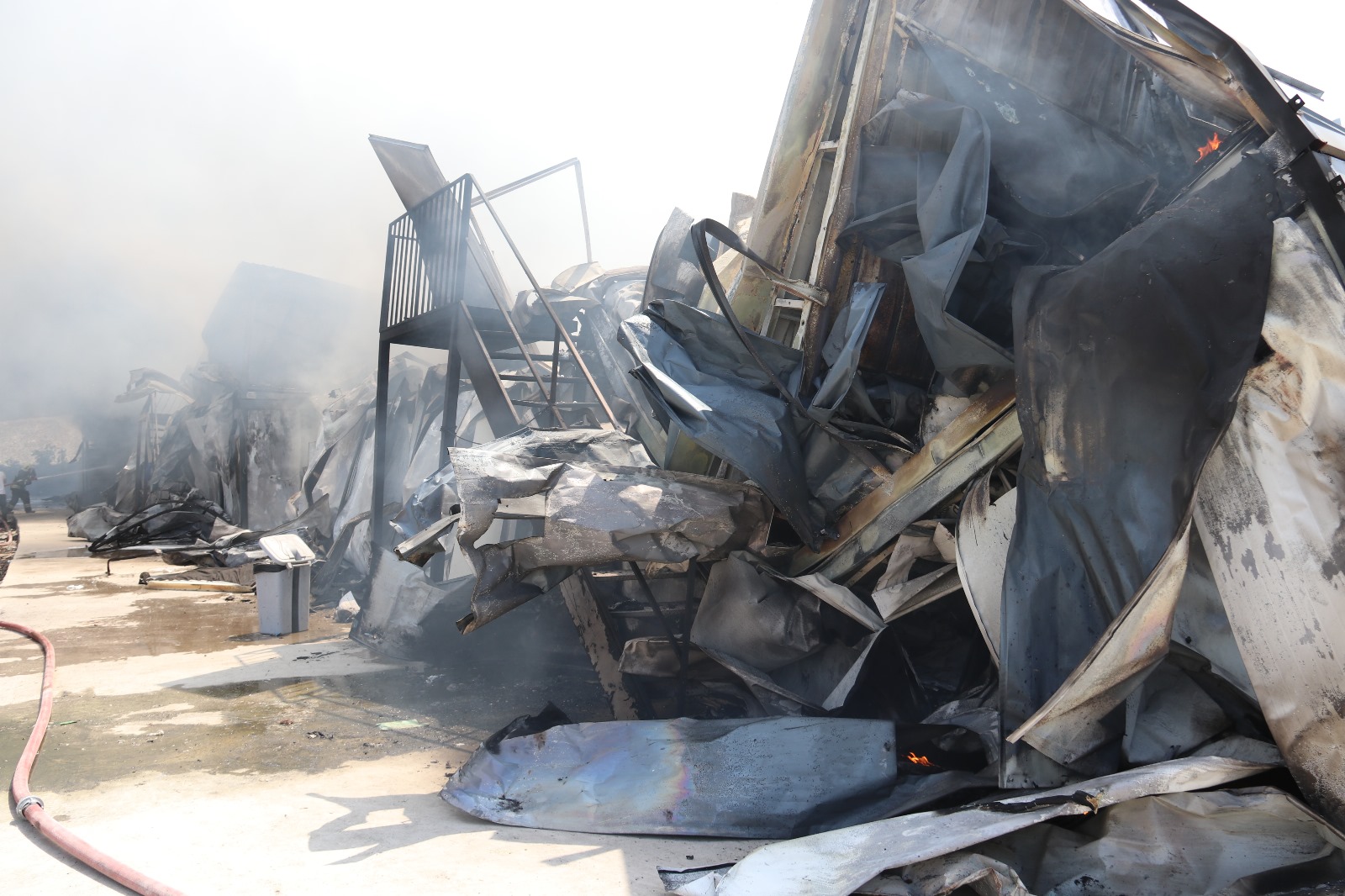 Fethiye'de Konteyner Yangını Söndürüldü (2)