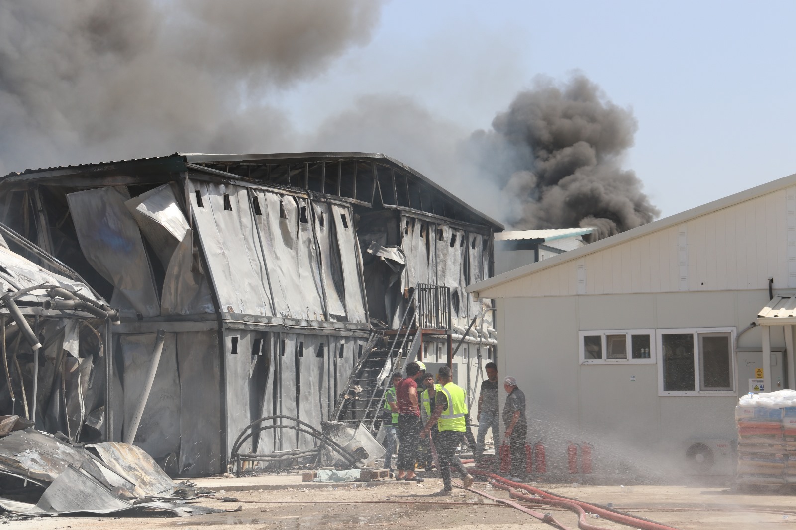 Fethiye'de Konteyner Yangını Söndürüldü (3)