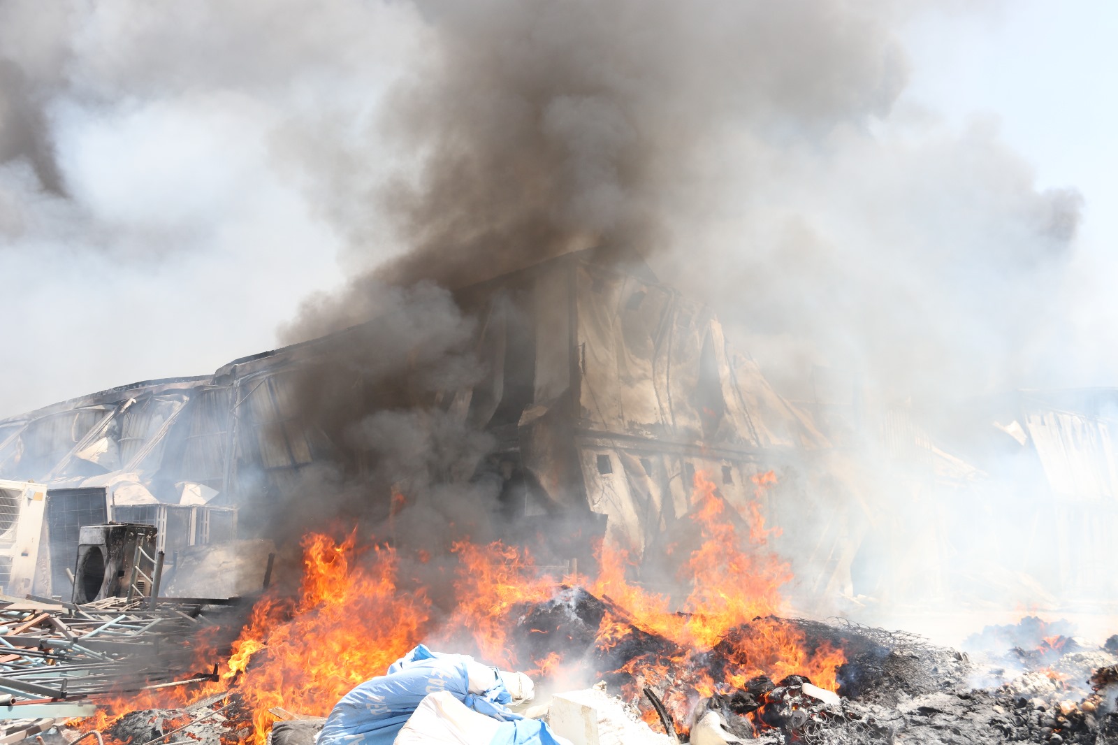 Fethiye'de Konteyner Yangını Söndürüldü (4)