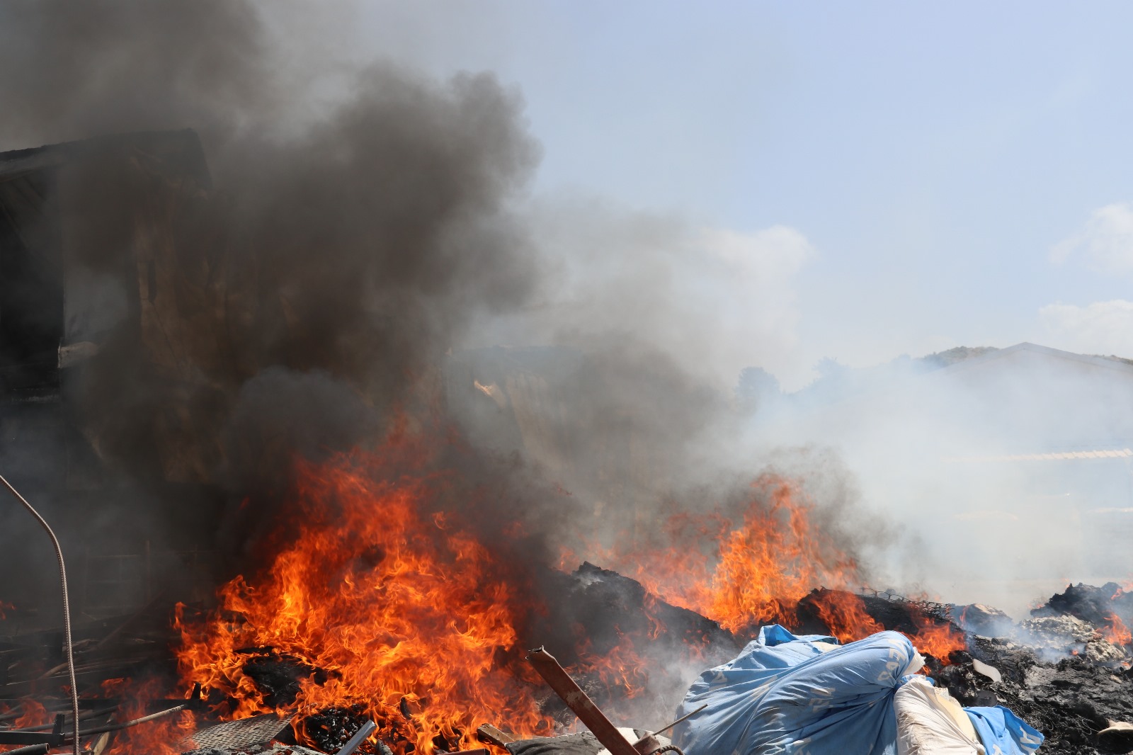 Fethiye'de Konteyner Yangını Söndürüldü (5)