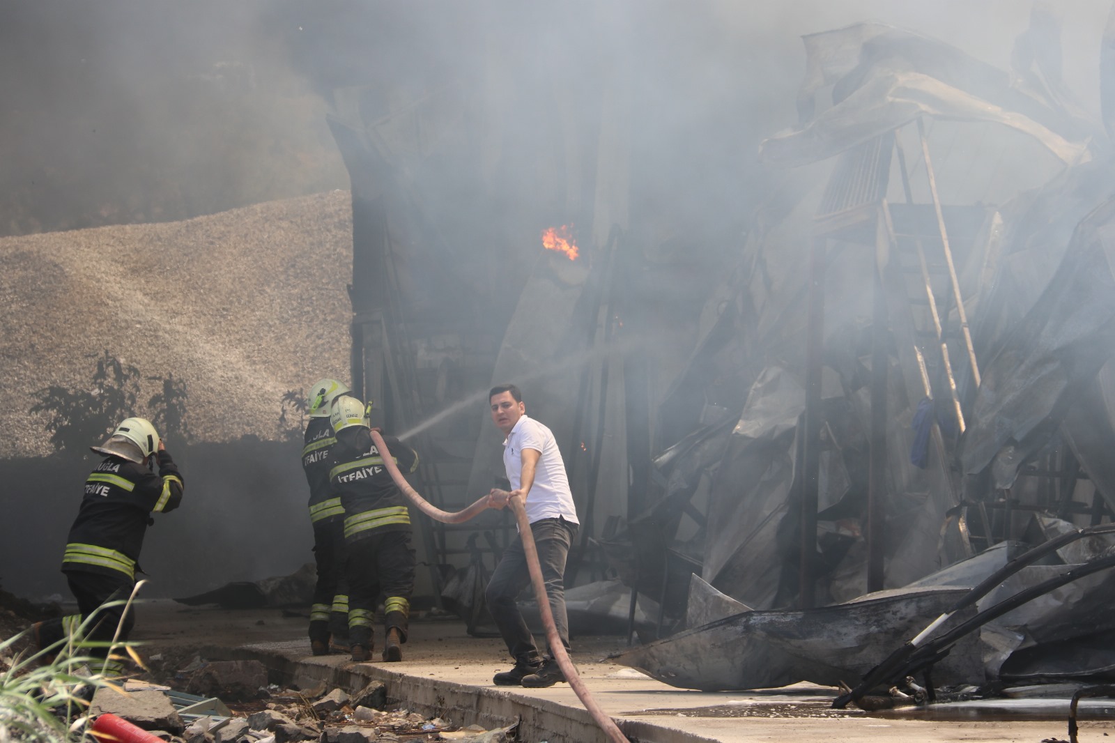 Fethiye'de Konteyner Yangını Söndürüldü (6)