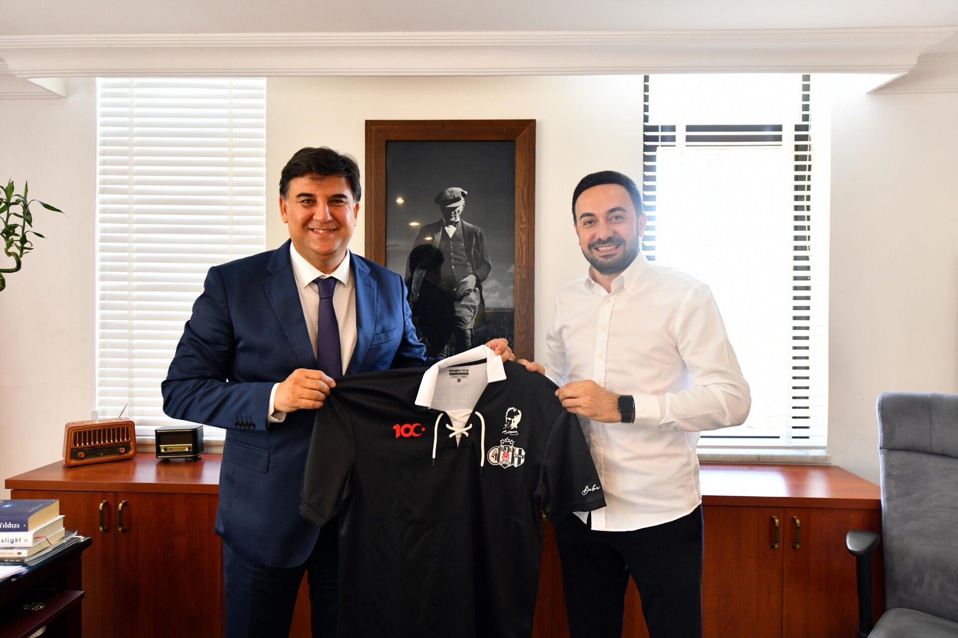 Başkan Karaca'ya Beşiktaş Forması Hediye Ettiler (3)