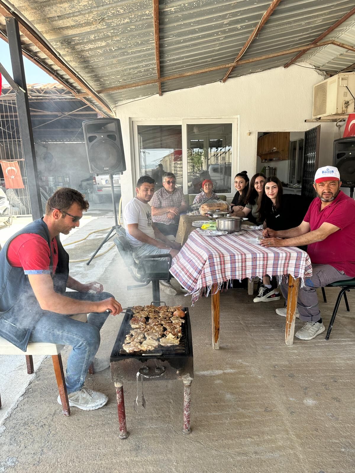 Şantiyede İşçiler 1 Mayıs'ı Kutladılar (1)