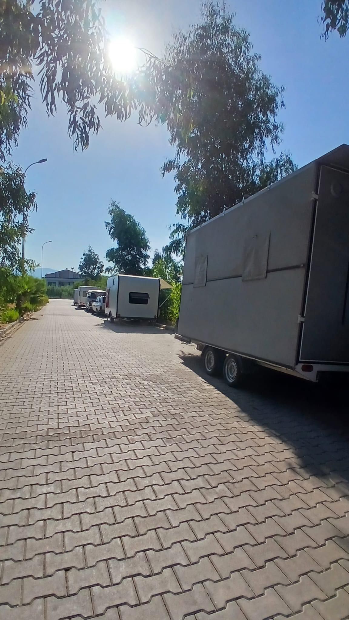 Fethiye’de Yeşil Alandan Kaldırılan Karavanlar Yol Kenarına Mesken Tuttu (6)