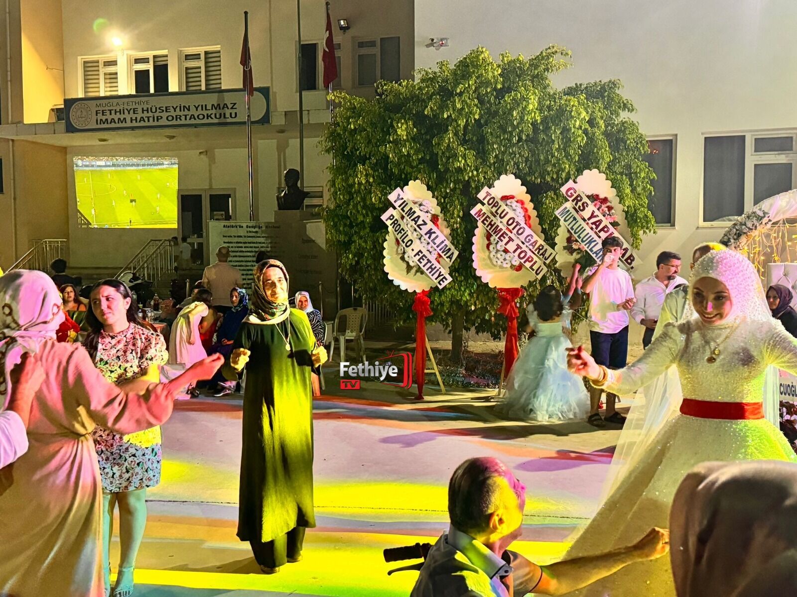 Hem Evlendiler, Hem Maç İzlediler (6)