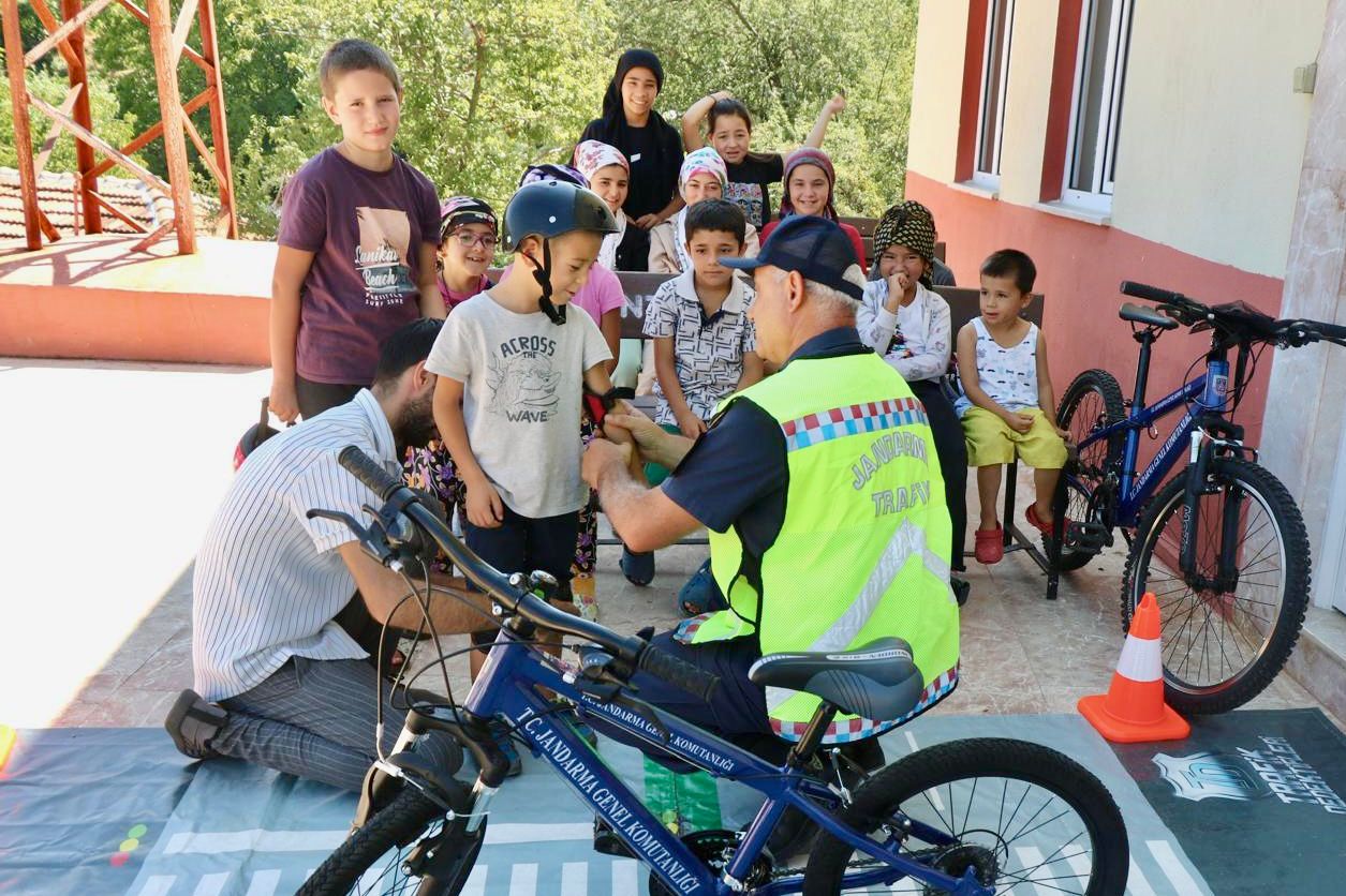 Mobil Trafik Güvenliği Eğitim Timi, Öğrencilere Trafik Eğitimi Verdi (7)