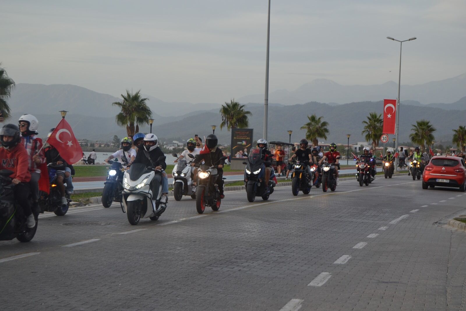 Muğla’da 4 Kişiye 1 Motosiklet Düşüyor (2)