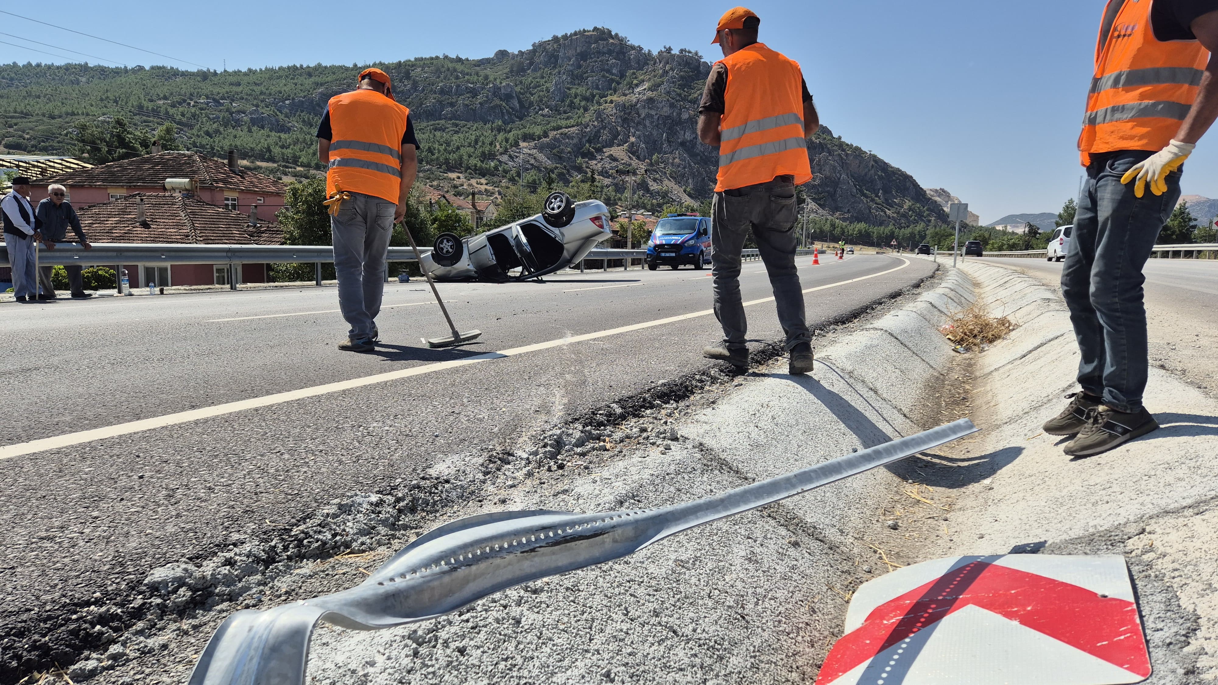 Burdur Fethiye Kara Yolunda Kontrolden Çıkan Otomobil Takla Attı 2 Yaralı (1)