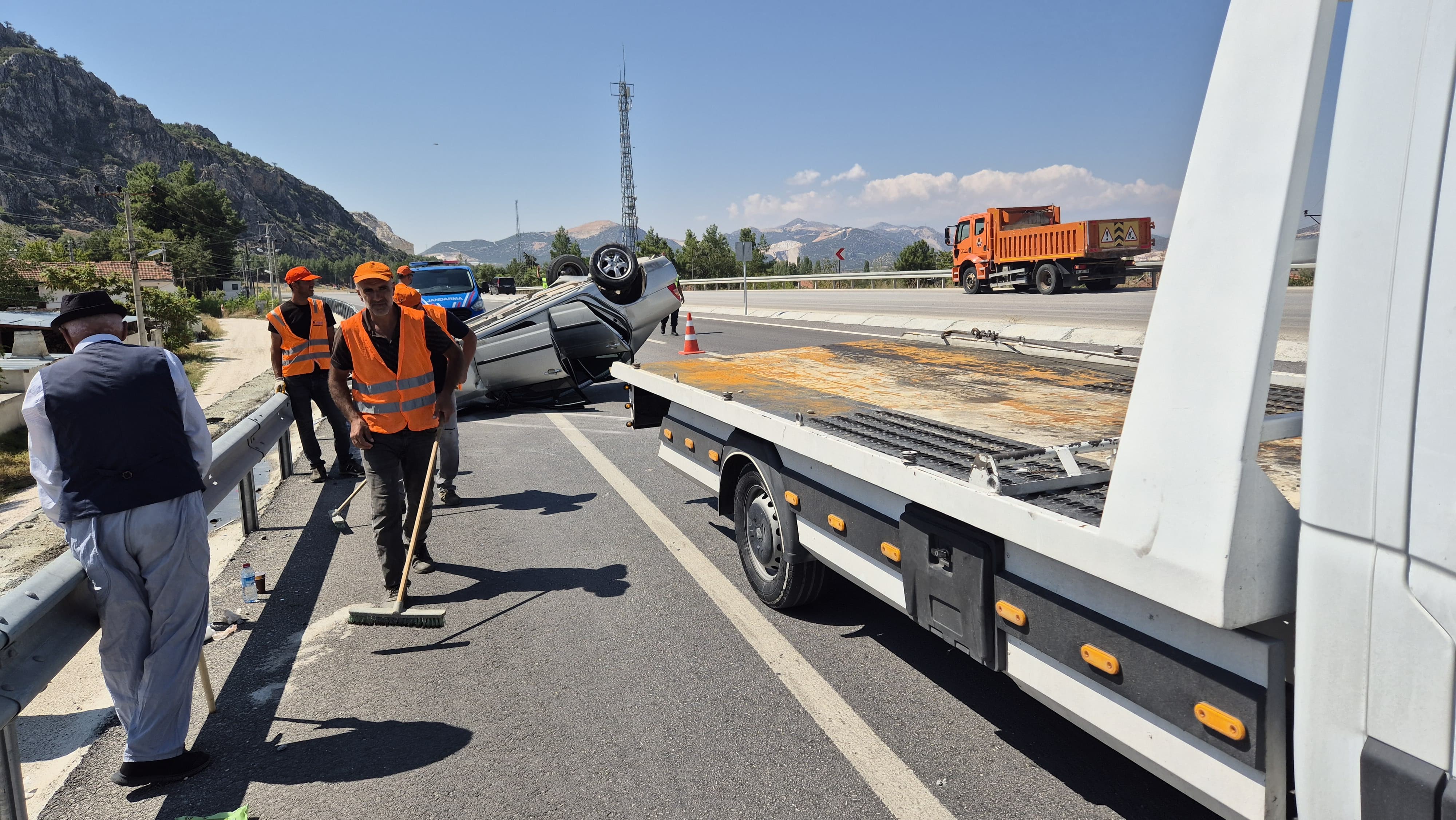 Burdur Fethiye Kara Yolunda Kontrolden Çıkan Otomobil Takla Attı 2 Yaralı (6)