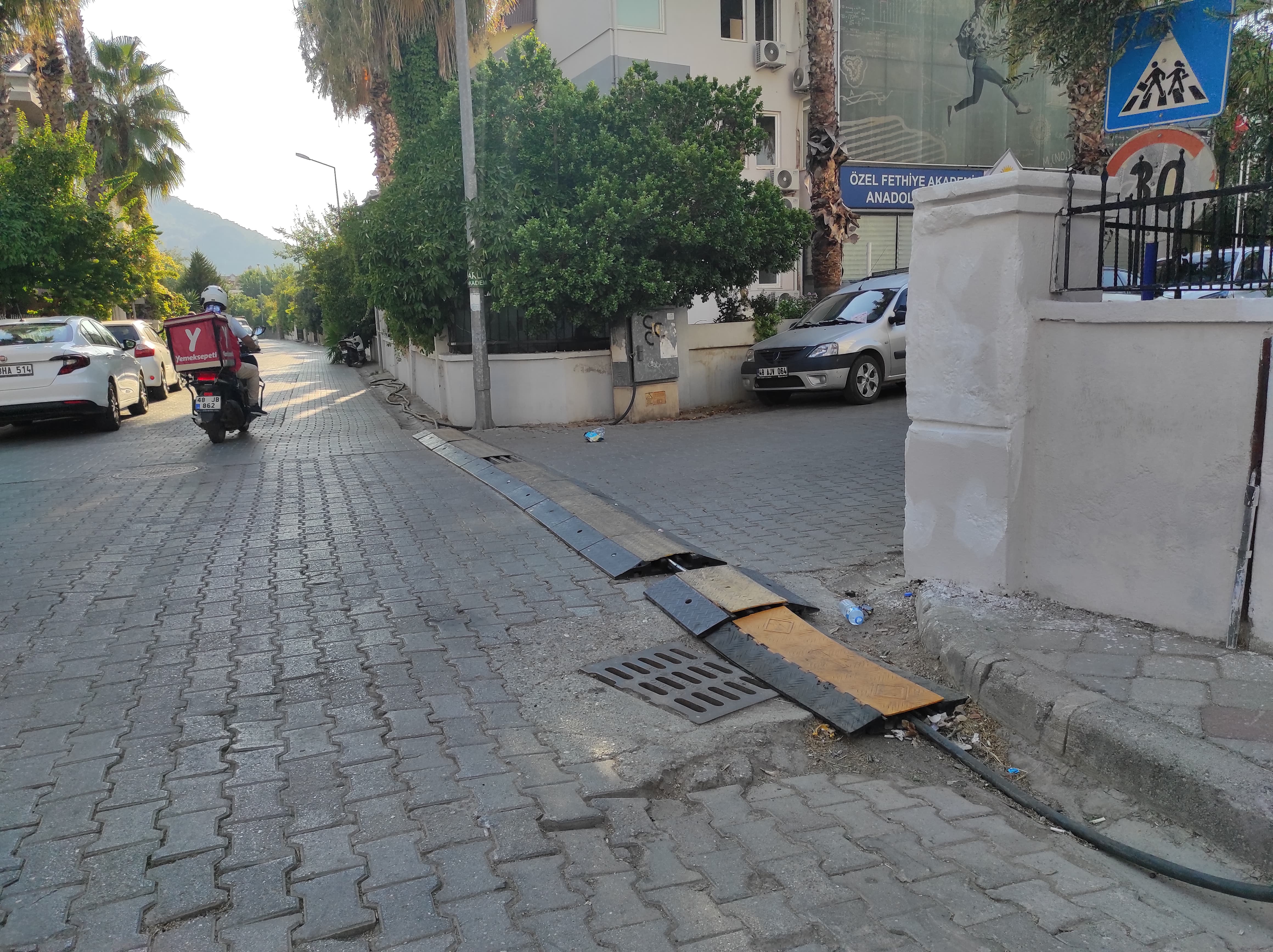 Fethiye’de Sokak Ortasından Elektrik Kablosu Geçiyor (4)