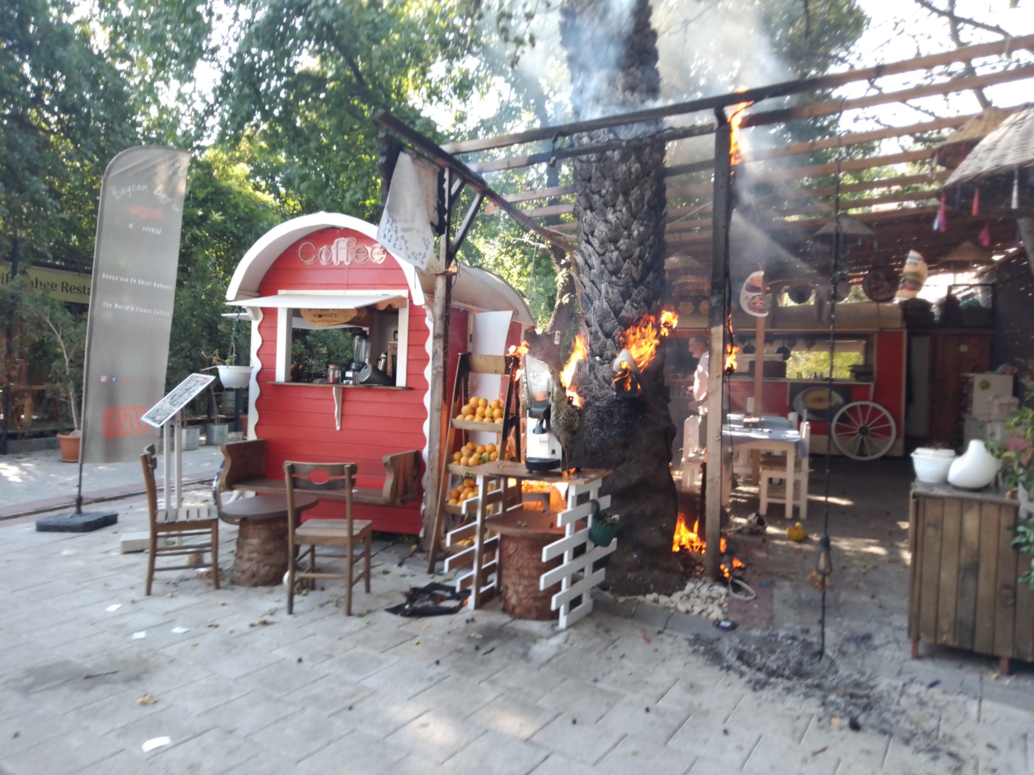 Ruhsatı Olmadığı İddia Edilen Cafede Patlama Oldu (2)