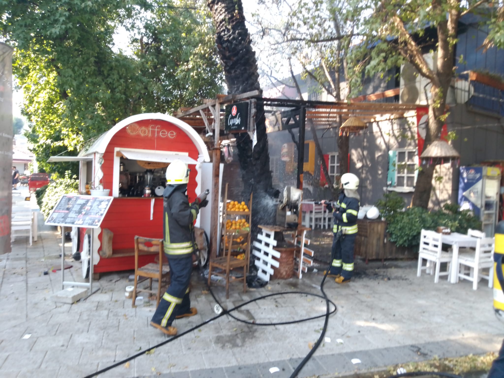 Ruhsatı Olmadığı İddia Edilen Cafede Patlama Oldu (3)