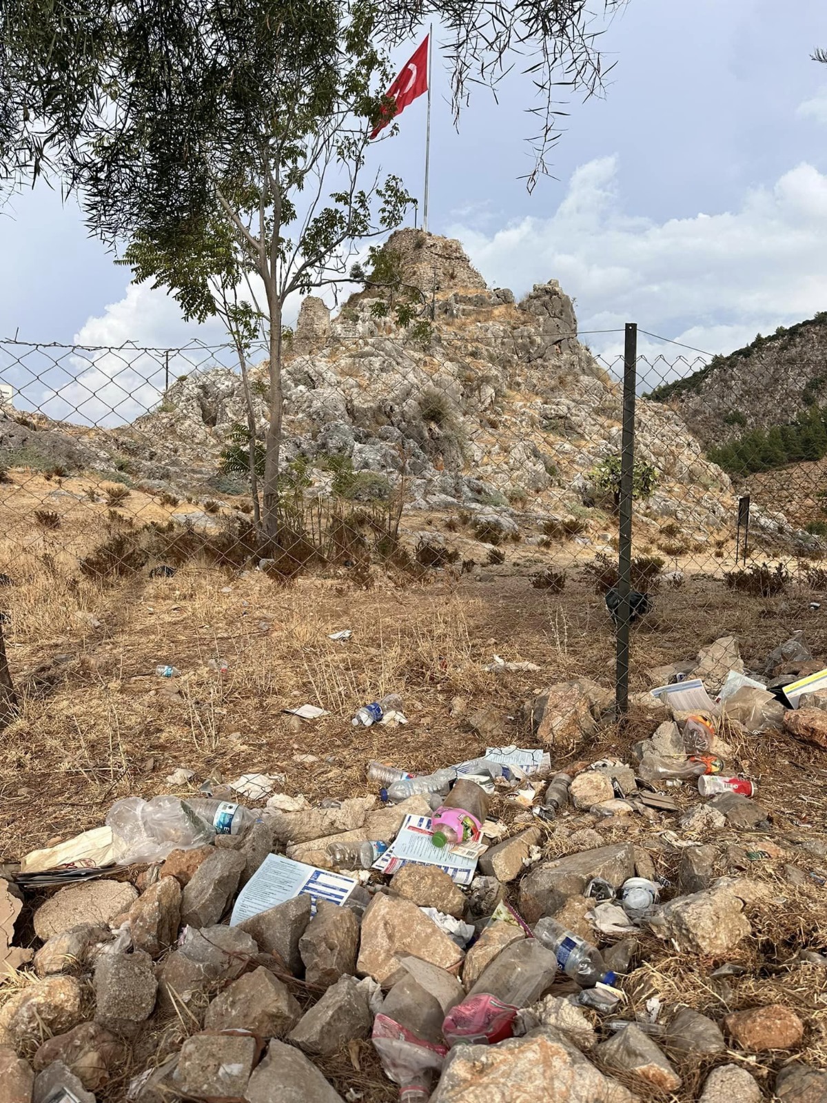 Fethiye Kalesi'nin Etrafındaki Çevre Kirliliği Tepki Çekti (3)