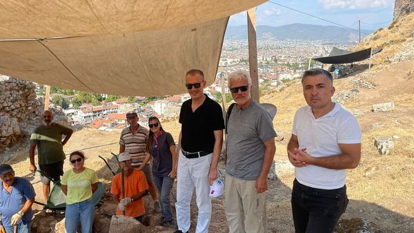 Kaymakam Ertaş, Fethiye Kalesi’nde Arkeolojik Kazı Çalışmalarını İnceledi (4)