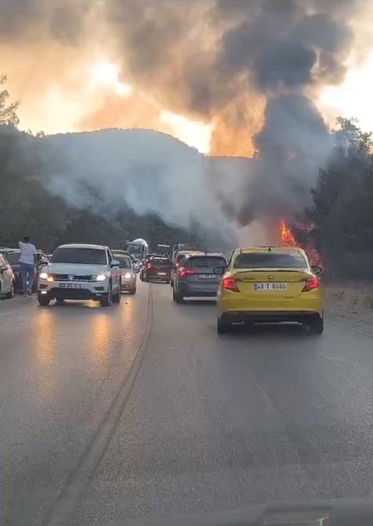 Motosikletle Çarpışan Araçta Yangın Çıktı (1)