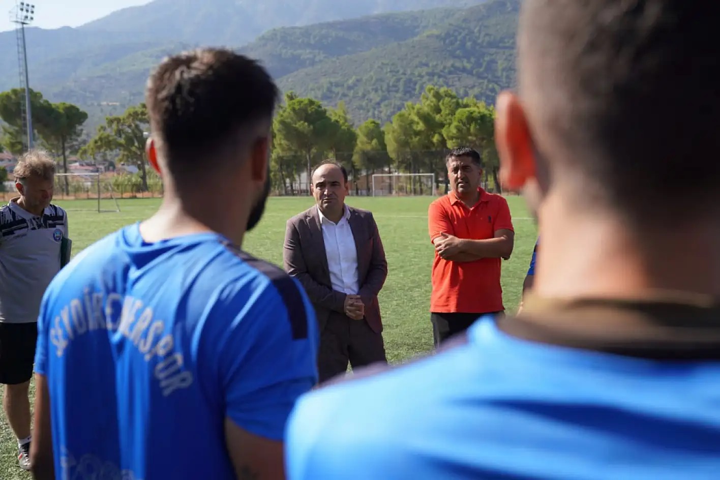 Başkan Akdenizli’den Futbolculara Baklava İkramı