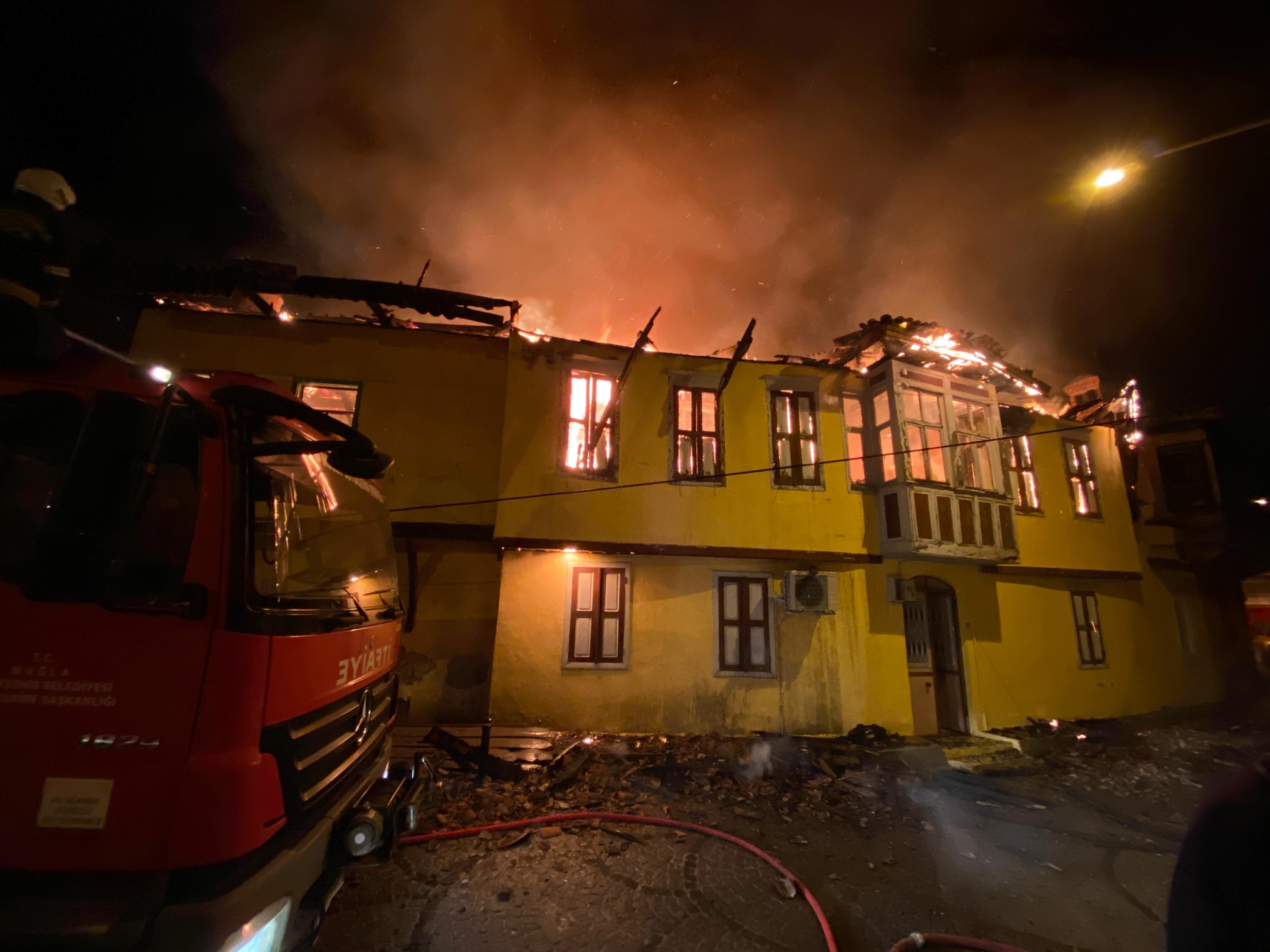 Çıkan Yangın İki Evi Küle Çevirdi, 6 Kedi Telef Oldu (4)