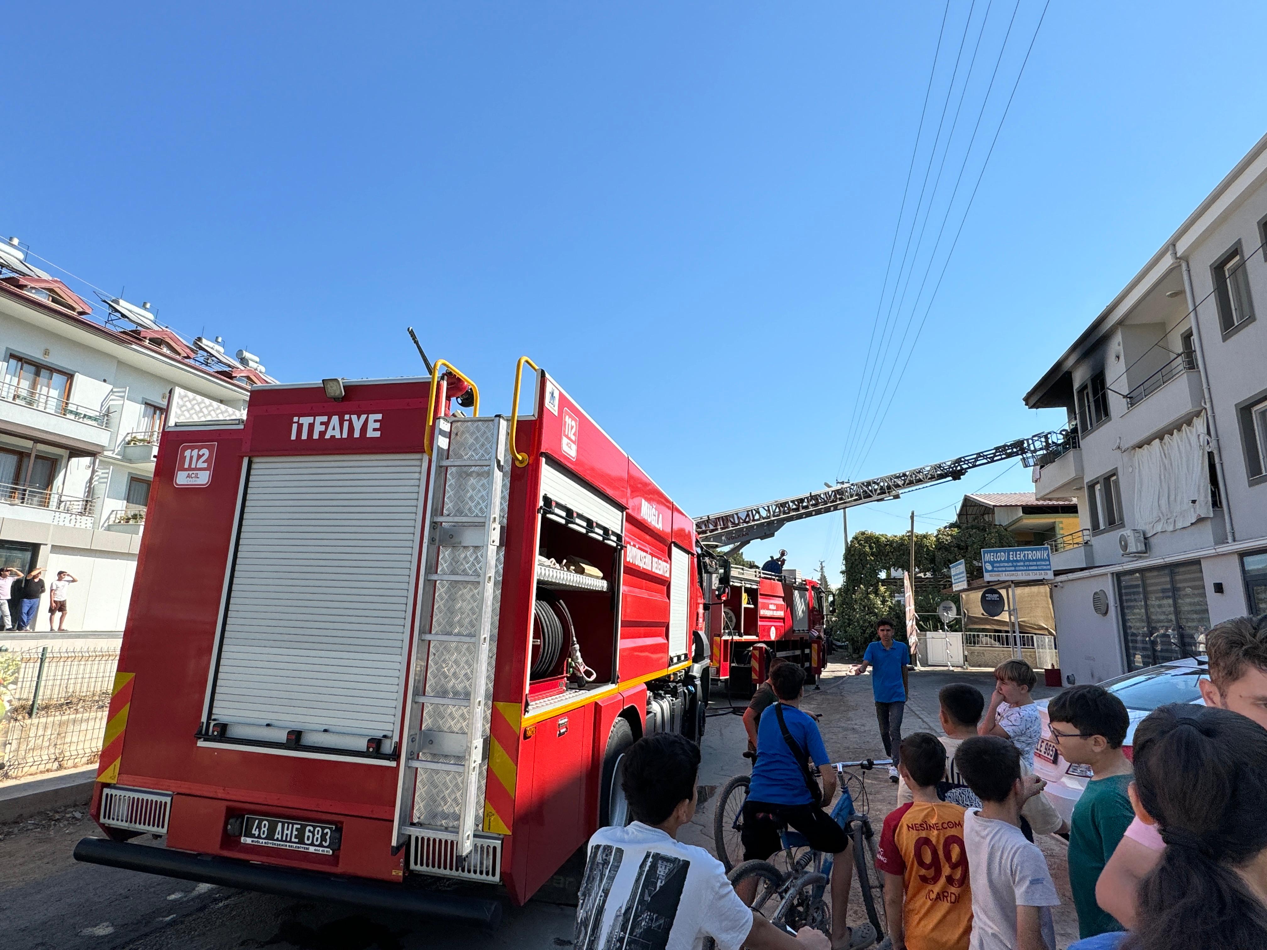 Fethiye'de Çocuğun Çakmakla Oynarken Çıkardığı Ev Yangını Söndürüldü (1)