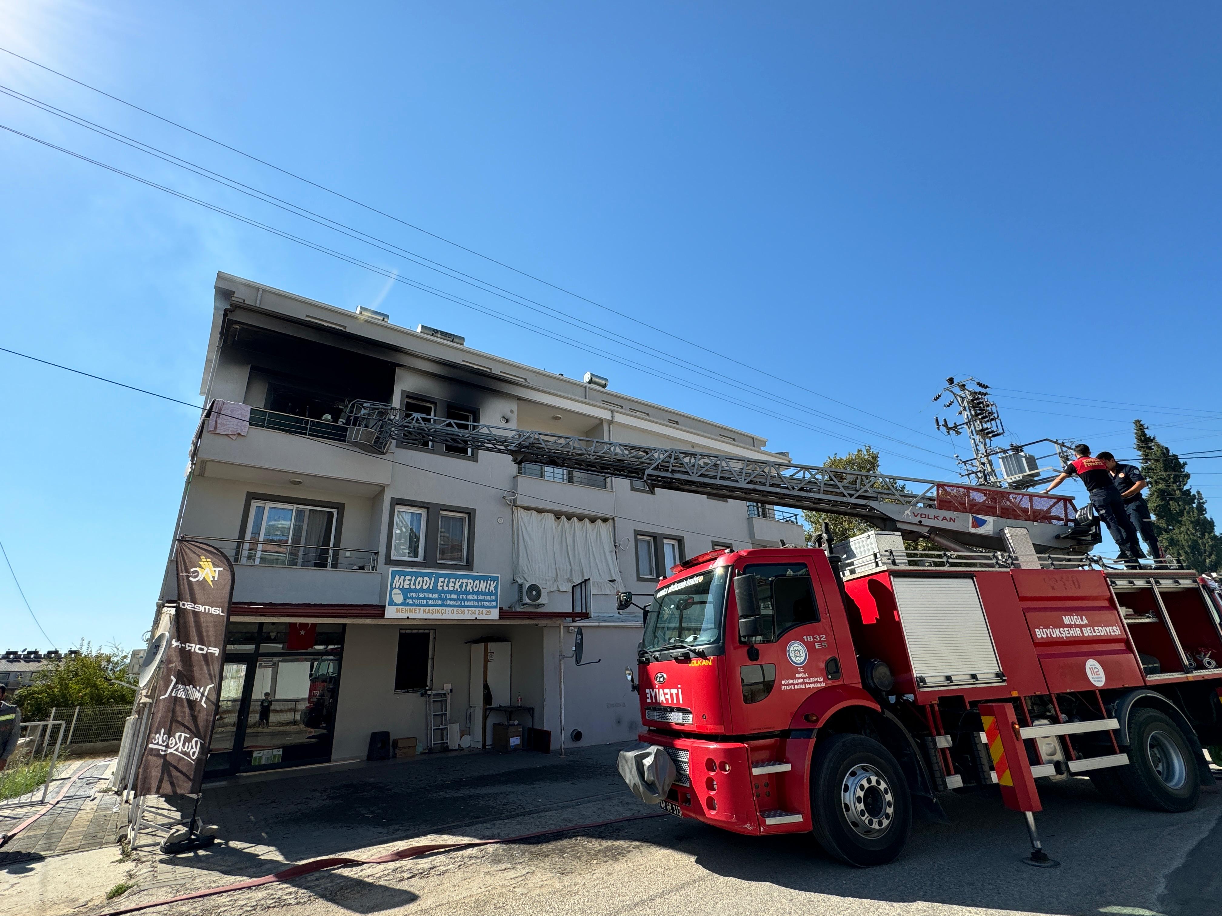 Fethiye'de Çocuğun Çakmakla Oynarken Çıkardığı Ev Yangını Söndürüldü (5)